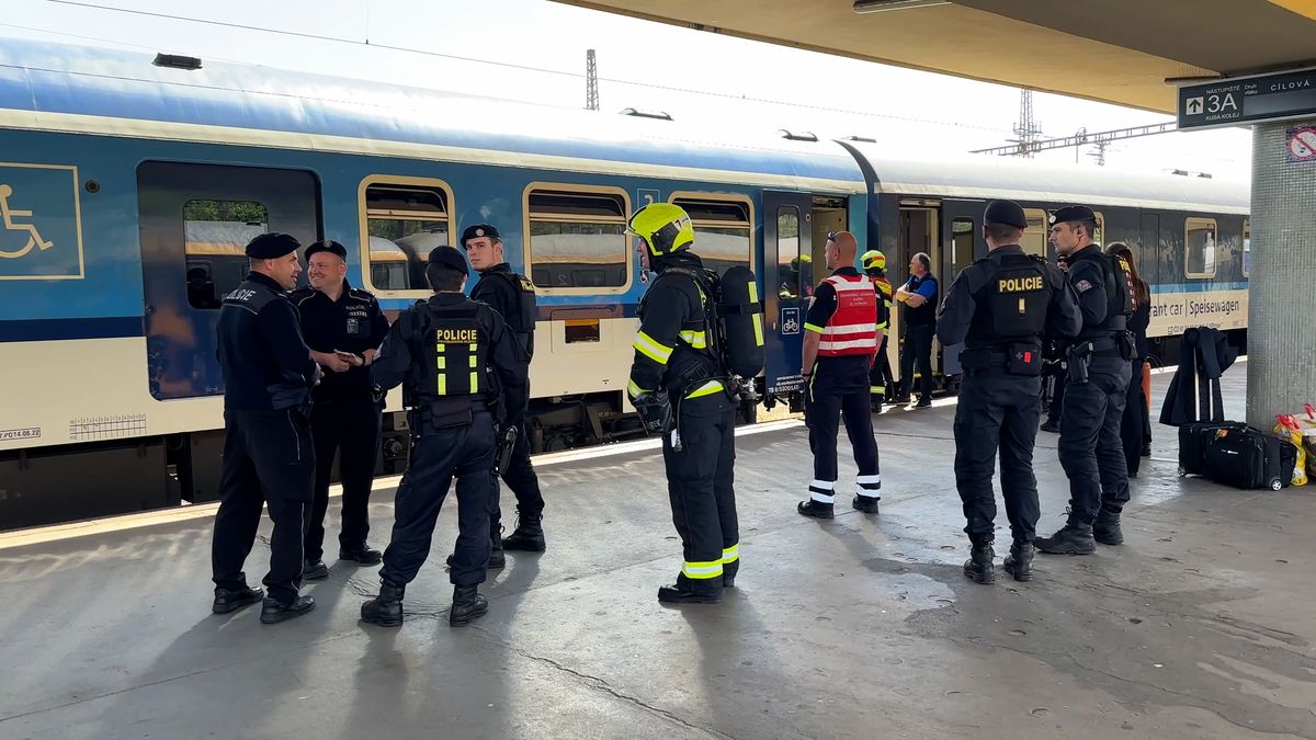 Hasiči kvůli kouři z vagonu evakuovali 300 lidí na Smíchovském nádraží